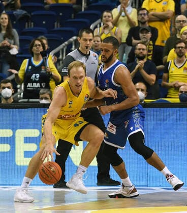 Basketball, men, 2021 2022 season, easyCredit BBL 2 matchday , Alba Berlin Fraport Skyliners Frankfurt, v l Luke Sikma Alba Berlin , Rasheed Moore Fraport Skyliners Frankfurt , 28 09 2021, Copyright: xSebastianxRäppold MatthiasxKochx