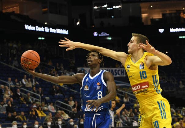 Basketball, men, 2021 2022 season, easyCredit BBL 2 matchday , Alba Berlin Fraport Skyliners Frankfurt, v l Brancou Badio Fraport Skyliners Frankfurt , Tim Schneider Alba Berlin , 28 09 2021, Copyright: xSebastianxRäppold MatthiasxKochx