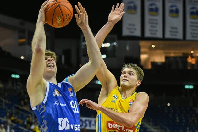 28 09 2021, xlakx, Basketball BBL Bundesliga, Alba Berlin Fraport Skyliners Frankfurt emspor, v l Richardson Fraport Skyliners 91 ,Ben Lammers Alba Berlin No 55 Berlin