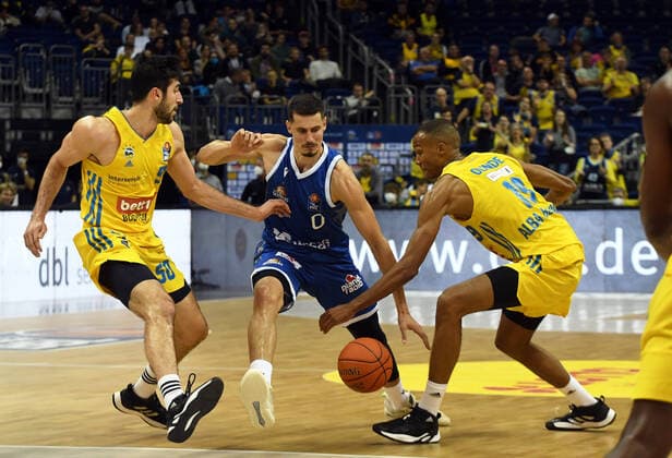 Basketball, men, 2021 2022 season, easyCredit BBL 2 matchday , Alba Berlin Fraport Skyliners Frankfurt, v l Yovel Zoosman Alba Berlin , Lukas Wank Fraport Skyliners Frankfurt , Louis Olinde Alba Berlin , 28 09 2021, Copyright: xSebastianxRäppold MatthiasxKochx