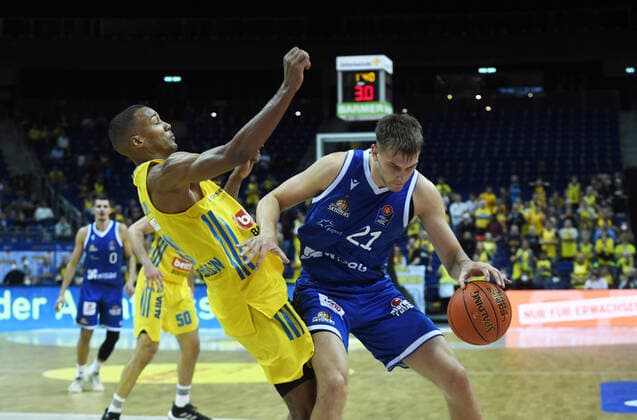 Basketball, men, 2021 2022 season, easyCredit BBL 2 matchday , Alba Berlin Fraport Skyliners Frankfurt, v l Louis Olinde Alba Berlin , Lorenz Brenneke Fraport Skyliners Frankfurt , 28 09 2021, Copyright: xSebastianxRäppold MatthiasxKochx