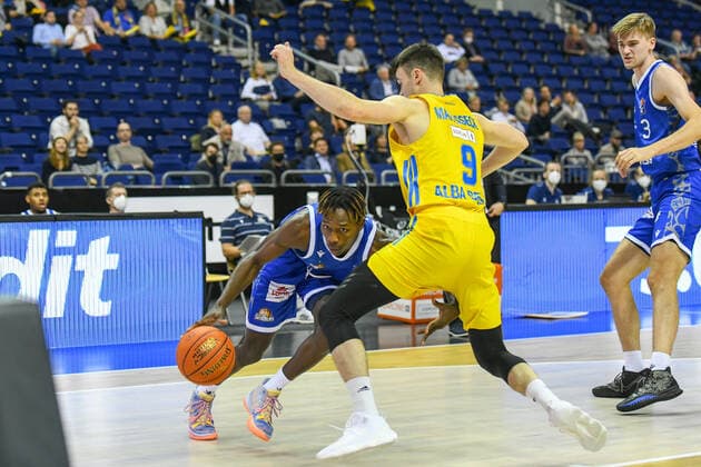 28 09 2021, xlakx, Basketball BBL Bundesliga, Alba Berlin Fraport Skyliners Frankfurt emspor, v l Brancou Badio Fraport Skyliners 8 ,Jonas Mattisseck Alba Berlin No 9 Berlin.
