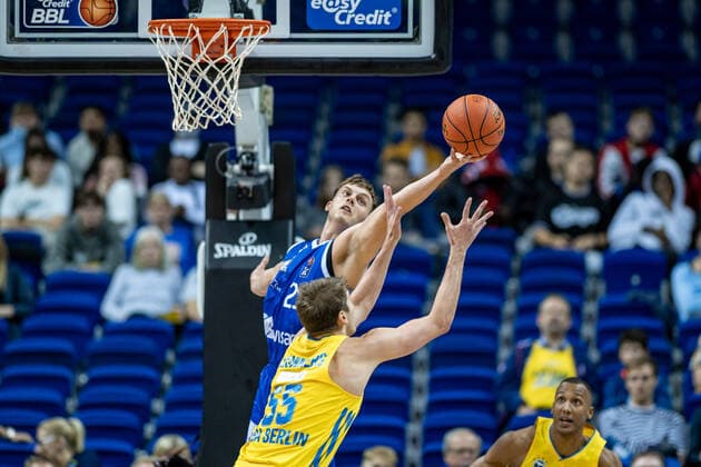 Basketball Berlin 28 09 2021 Season 2021 2022 1 Bundesliga easyCredit BBL Alba Berlin Skyliners Frankfurt Lorenz Brenneke Frankfurt, No 21 Ben Lammers Alba Berlin, No 55