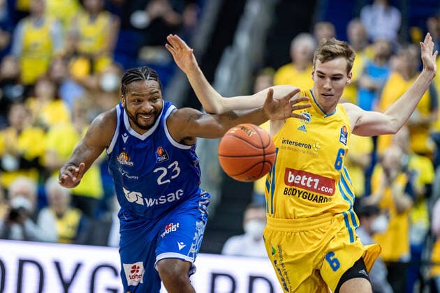 Basketball Berlin 28 09 2021 Season 2021 2022 1 Bundesliga easyCredit BBL Alba Berlin Skyliners Frankfurt Quantez Robertson Frankfurt, No 23 Malte Delow Alba Berlin, No 06