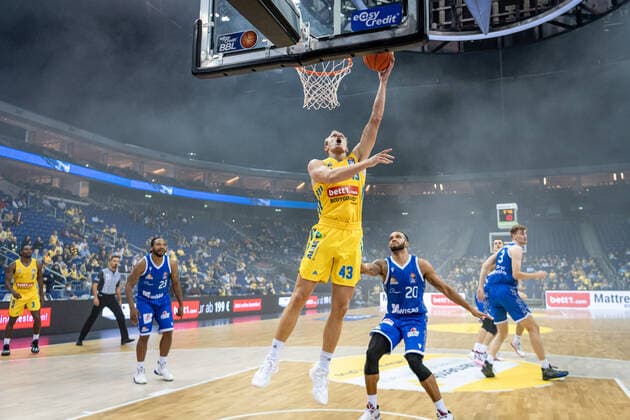 Basketball Berlin 28 09 2021 Season 2021 2022 1 Bundesliga easyCredit BBL Alba Berlin Skyliners Frankfurt Luke Sikma Alba Berlin, No 43 Rasheed Moore Frankfurt, No 20
