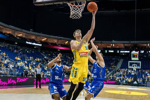 Basketball Berlin 28 09 2021 Season 2021 2022 1 Bundesliga easyCredit BBL Alba Berlin Skyliners Frankfurt Ben Lammers Alba Berlin, No 55 Lorenz Brenneke Frankfurt, No 21 Jordan Samare Frankfurt, No 04