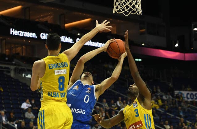 Basketball, men, 2021 2022 season, easyCredit BBL 2 matchday , Alba Berlin Fraport Skyliners Frankfurt, v l Marcus Eriksson Alba Berlin , Lukas Wank Fraport Skyliners Frankfurt , Jaleen Smith Alba Berlin , 28 09 2021, Copyright: xSebastianxRäppold MatthiasxKochx