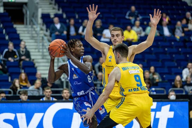 Basketball Berlin 28 09 2021 Season 2021 2022 1 Bundesliga easyCredit BBL Alba Berlin Skyliners Frankfurt Brancou Badio Frankfurt, No 08 Jonas Mattisseck Alba Berlin, No 09 Tim Schneider Alba Berlin, No 10