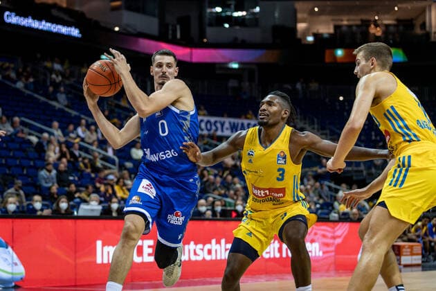 Basketball Berlin 28 09 2021 Season 2021 2022 1 Bundesliga easyCredit BBL Alba Berlin Skyliners Frankfurt Lukas Wank Frankfurt, No 00 Jaleen Smith Alba Berlin, No 03