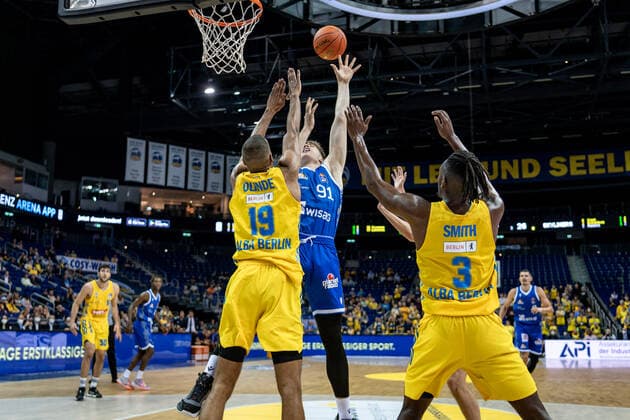 Basketball Berlin 28 09 2021 Season 2021 2022 1 Bundesliga easyCredit BBL Alba Berlin Skyliners Frankfurt Aleksander Richardson Louis Olinde Alba Berlin, No 19 Jaleen Smith Alba Berlin, No 03