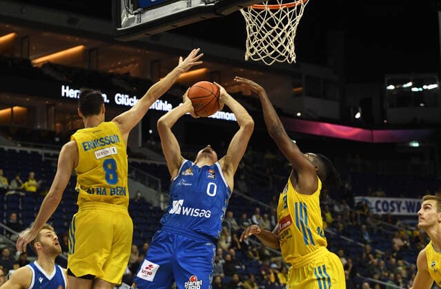 Basketball, men, 2021 2022 season, easyCredit BBL 2 matchday , Alba Berlin Fraport Skyliners Frankfurt, v l Marcus Eriksson Alba Berlin , Lukas Wank Fraport Skyliners Frankfurt , Jaleen Smith Alba Berlin , Tim Schneider Alba Berlin , 28 09 2021, Copyright: xSebastianxRäppold MatthiasxKochx