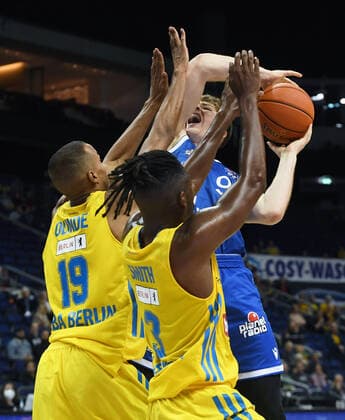 Basketball, men, 2021 2022 season, easyCredit BBL 2 matchday , Alba Berlin Fraport Skyliners Frankfurt, v l Louis Olinde Alba Berlin , Jaleen Smith Alba Berlin , Alexander Richardson Fraport Skyliners Frankfurt , 28 09 2021, Copyright: xSebastianxRäppold MatthiasxKochx