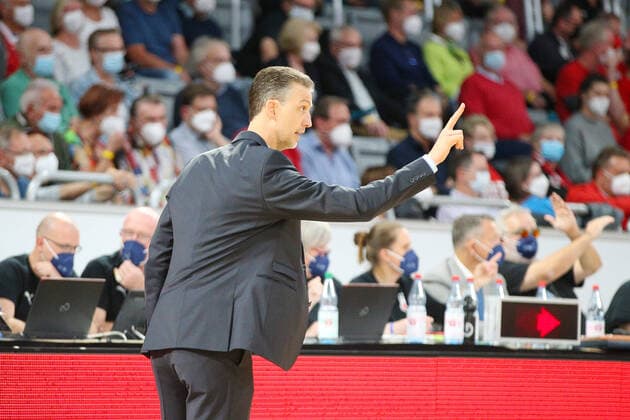 Bamberg, Germany 28 September 2021 1 BBL 2021 2022 Brose Bamberg vs Giessen 46ers coach Pete Strobl JobStairs Giessen gives instructions from the sidelines Brose Arena Bayern Copyright: xFotostandx xHilpertx