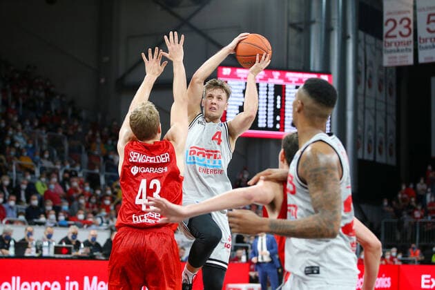 Bamberg, Germany 28 September 2021 1 BBL 2021 2022 Brose Bamberg vs Giessen 46ers v li in duel Christian Sengfelder Brose Bamberg and Bjarne Kraushaar JobStairs Giessen Brose Arena Bayern Copyright: xFotostandx xHilpertx