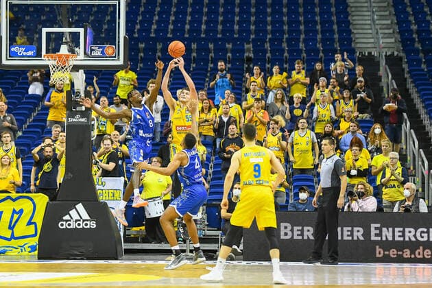28 09 2021, xlakx, Basketball BBL Bundesliga, Alba Berlin Fraport Skyliners Frankfurt emspor, v l Brancou Badio Fraport Skyliners 8 ,Ben Lammers Alba Berlin No 55 ,Jordan Samare Fraport Skyliners 4 ,Jonas Mattisseck Alba Berlin No 9 Berlin