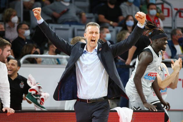 Bamberg, Germany 28 September 2021 1 BBL 2021 2022 Brose Bamberg vs Giessen 46ers coach Pete Strobl JobStairs Giessen cheers from the sidelines Brose Arena Bayern Copyright: xFotostandx xHilpertx