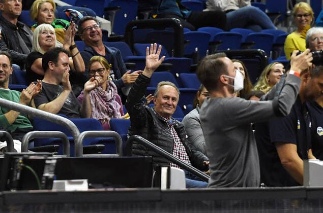 Basketball, men, 2021 2022 season, easyCredit BBL 2 matchday , Alba Berlin Fraport Skyliners Frankfurt, ex Alba coach Aito Garcia Reneses centre, waves in the stands, 28 09 2021, Copyright: xSebastianxRäppold MatthiasxKochx