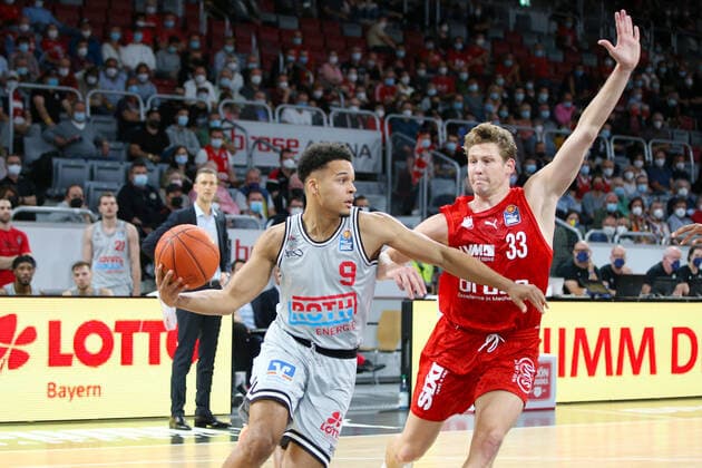 Bamberg, Germany 28 September 2021 1 BBL 2021 2022 Brose Bamberg vs Giessen 46ers v li in duel Maximilian Begue JobStairs Giessen and Patrick Heckmann Brose Bamberg Brose Arena Bayern Copyright: xFotostandx xHilpertx