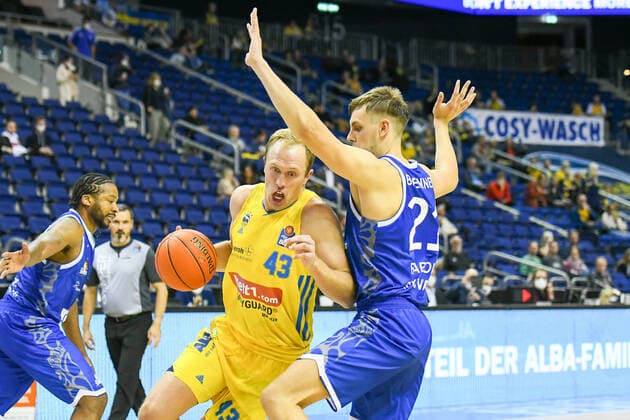 28 09 2021, xlakx, Basketball BBL Bundesliga, Alba Berlin Fraport Skyliners Frankfurt emspor, v l Luke Sikma Alba Berlin No 43 ,Lorenz Brenneke Fraport Skyliners 21 Berlin.