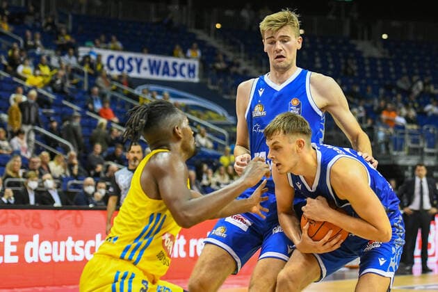 28.09.2021, xlakx, Basketball BBL Bundesliga, Alba Berlin - Fraport Skyliners Frankfurt emspor, v.l.Jaleen Smith (Alba Berlin No.3),Lorenz Brenneke (Fraport Skyliners 21),Matt Haarms (Fraport Skyliners 3) Berlin