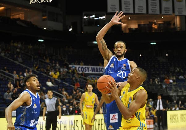 Basketball, men, 2021 2022 season, easyCredit BBL 2 matchday , Alba Berlin Fraport Skyliners Frankfurt, v l Jordan Samare Fraport Skyliners Frankfurt , Rasheed Moore Fraport Skyliners Frankfurt , Louis Olinde Alba Berlin , 28 09 2021, Copyright: xSebastianxRäppold MatthiasxKochx