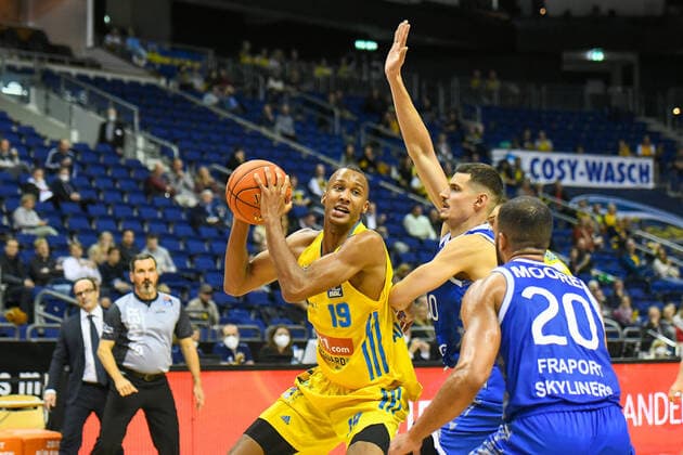 28 09 2021, xlakx, Basketball BBL Bundesliga, Alba Berlin Fraport Skyliners Frankfurt emspor, v l Louis Olinde Alba Berlin No 19 ,Lukas Wank Fraport Skyliners 0 ,Rasheed Moore Fraport Skyliners 20 Berlin