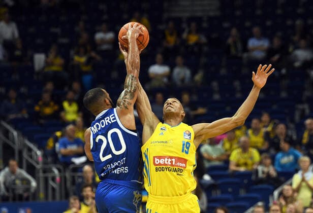 Basketball, men, 2021 2022 season, easyCredit BBL 2 matchday , Alba Berlin Fraport Skyliners Frankfurt, v l Rasheed Moore Fraport Skyliners Frankfurt , Louis Olinde Alba Berlin , 28 09 2021, Copyright: xSebastianxRäppold MatthiasxKochx