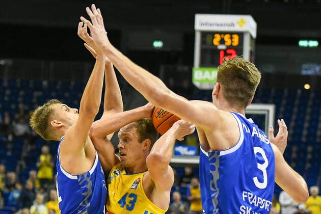 28 09 2021, xlakx, Basketball BBL Bundesliga, Alba Berlin Fraport Skyliners Frankfurt emspor, v l Lorenz Brenneke Fraport Skyliners 21 ,Luke Sikma Alba Berlin No 43 ,Matt Haarms Fraport Skyliners 3 Berlin