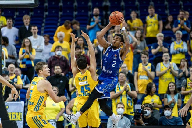 Basketball Berlin 28 09 2021 Season 2021 2022 1 Bundesliga easyCredit BBL Alba Berlin Skyliners Frankfurt Donovan Donaldson Frankfurt, No 02 Tamir Blatt Alba Berlin, No 45
