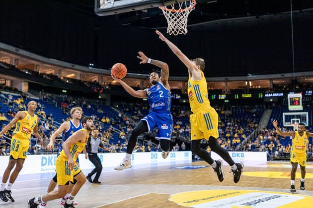 Basketball Berlin 28 09 2021 Season 2021 2022 1 Bundesliga easyCredit BBL Alba Berlin Skyliners Frankfurt Donovan Donaldson Frankfurt, No 02 Ben Lammers Alba Berlin, No 55