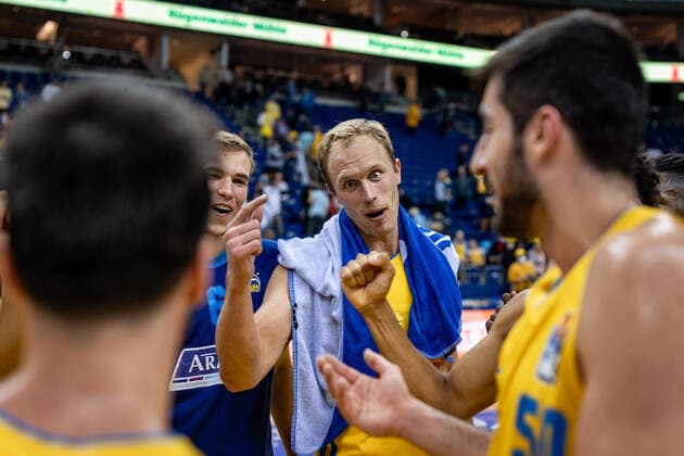 Basketball Berlin 28 09 2021 Season 2021 2022 1 Bundesliga easyCredit BBL Alba Berlin Skyliners Frankfurt Luke Sikma Alba Berlin, No 43 and other cheers