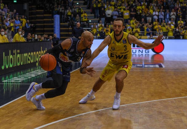 GER, Basketball, EWE Baskets Oldenburg vs Hakro Merlins Crailsheim 25 09 2021, EWE Arena, Oldenburg, GER, easy Credit BBL, EWE Baskets Oldenburg vs Hakro Merlins Crailsheim, in picture Maurice STUCKEY Hakro Merlins Crailsheim 3 Max HEIDEGGER EWE Baskets Oldenburg 3 nordphotoxRojahn nph00310