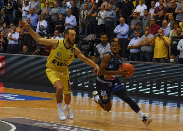 GER, Basketball, EWE Baskets Oldenburg vs Hakro Merlins Crailsheim 25 09 2021, EWE Arena, Oldenburg, GER, easy Credit BBL, EWE Baskets Oldenburg vs Hakro Merlins Crailsheim, in picture T J SHORTS Hakro Merlins Crailsheim 0 Max HEIDEGGER EWE Baskets Oldenburg 3 nordphotoxRojahn nph00310