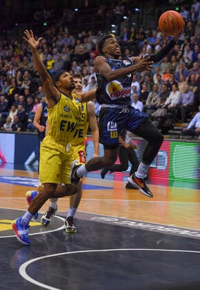 GER, Basketball, EWE Baskets Oldenburg vs Hakro Merlins Crailsheim 25 09 2021, EWE Arena, Oldenburg, GER, easy Credit BBL, EWE Baskets Oldenburg vs Hakro Merlins Crailsheim, in picture T J SHORTS Hakro Merlins Crailsheim 0 Phil PRESSEY EWE Baskets Oldenburg 11 nordphotoxRojahn nph00310
