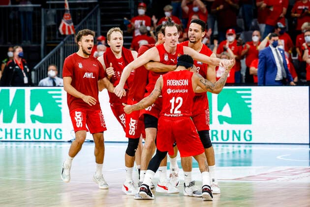2 v r Omar Prewitt Brose Bamberg, 04 is cheered by Elias Baggette Brose Bamberg, 02 Patrick Heckmann Brose Bamberg, 33 right Dominic Lockhart Brose Bamberg, 03 and in front Justin Robinson Brose Bamberg, 12 Brose Bamberg Gießen 46ers easyCredit BBL Basketball Bundesliga Saison 2021 22 Spieltag 2, 29 09 2021 Bamberg, Brose Arena Copyright: DanielxLöb