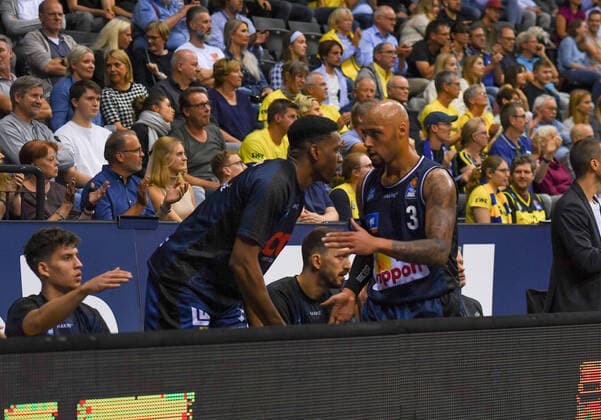 GER, Basketball, EWE Baskets Oldenburg vs Hakro Merlins Crailsheim 25 09 2021, EWE Arena, Oldenburg, GER, easy Credit BBL, EWE Baskets Oldenburg vs Hakro Merlins Crailsheim, pictured back on the bench Maurice STUCKEY Hakro Merlins Crailsheim 3 nordphotoxRojahn nph00310