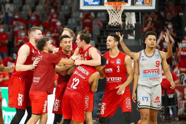 Bamberg, Germany 28 September 2021 1 BBL 2021 2022 Brose Bamberg vs Giessen 46ers re Maximilian Begue JobStairs Giessen unhappy with final result Brose Arena Bayern Copyright: xFotostandx xHilpertx