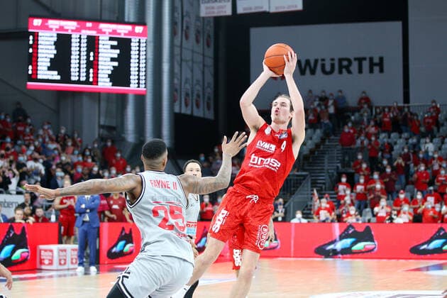 Bamberg, Germany 28 September 2021 1 BBL 2021 2022 Brose Bamberg vs Giessen 46ers v li in duel Phillip Fayne JobStairs Giessen and Omar Prewitt Brose Bamberg Brose Arena Bavaria. Copyright: xFotostandx xHilpertx
