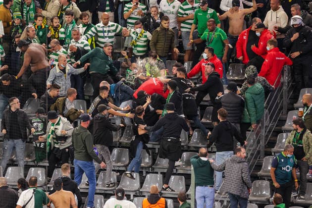 Bilder des Jahres 2021, Sport 09 September Sport Themen der Woche KW39 Sport Bilder des Tages 28.09.2021, Fussball, UCL, Saison 2021 2022, UEFA Champions League, 2. Spieltag, Borussia Dortmund - Sporting Lissabon Tumult im Gästeblock, den die Ordner versuchen unter Kontrolle zu bringen. Einige Ordner werden von den Sporting Fans geschlagen. Foto: Dennis Ewert RHR-Foto Dortmund Signal Iduna Park NRW Deutschland xRHR-FOTO DEx *** 28 09 2021, Football, UCL, 2021 2022 season, UEFA Champions League, Matchday 2, Borussia Dortmund Sporting Lisbon Tumult in the visitors block, which stewards try to bring under control Some stewards are beaten by Sporting fans Photo Dennis Ewert RHR Foto Dortmund Signal Iduna Park NRW Germany xRHR FOTO DEx