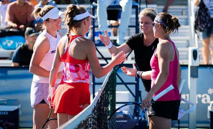 CHICAGO, UNITED STATES, SEPTEMBER 27: Kim Clijsters of Belgium in action during the first round of doubles with partner Kirsten Flipkens of Belgium the 2021 Chicago Fall Tennis Classic WTA, Tennis Damen 500 tennis tournament Chicago Fall Tennis Classic Day 1 28 09 2021 PhotoNews Panoramic 