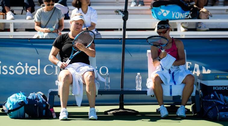 CHICAGO, UNITED STATES, SEPTEMBER 27: Kim Clijsters of Belgium in action during the first round of doubles with partner Kirsten Flipkens of Belgium the 2021 Chicago Fall Tennis Classic WTA, Tennis Damen 500 tennis tournament Chicago Fall Tennis Classic Day 1 28 09 2021 PhotoNews Panoramic 