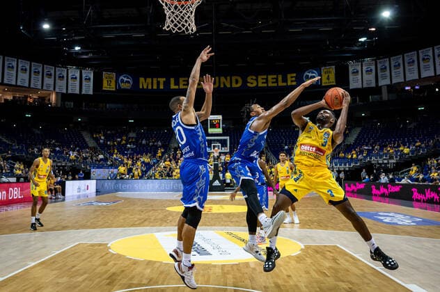 Basketball Berlin 28 09 2021 Season 2021 2022 1 Bundesliga easyCredit BBL Alba Berlin Skyliners Frankfurt Jaleen Smith Alba Berlin, No 03 Brancou Badio Frankfurt, No 08 Rasheed Moore Frankfurt, No 20