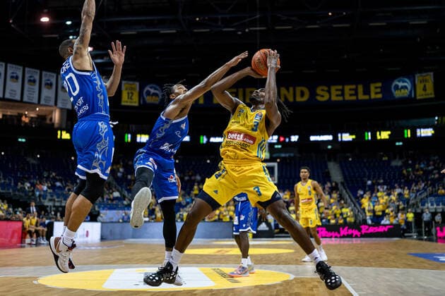 Basketball Berlin 28 09 2021 Season 2021 2022 1 Bundesliga easyCredit BBL Alba Berlin Skyliners Frankfurt Jaleen Smith Alba Berlin, No 03 Brancou Badio Frankfurt, No 08 Rasheed Moore Frankfurt, No 20
