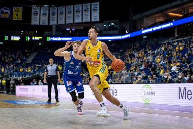 Basketball Berlin 28 09 2021 Season 2021 2022 1 Bundesliga easyCredit BBL Alba Berlin Skyliners Frankfurt Marcus Eriksson Alba Berlin, No 08 Matthew Meredith Frankfurt, No 77