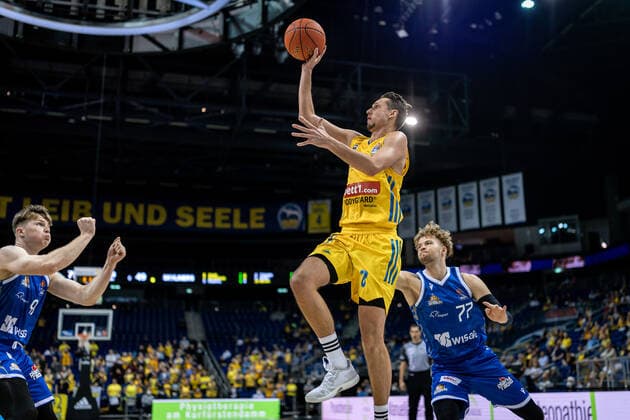Basketball Berlin 28 09 2021 Season 2021 2022 1 Bundesliga easyCredit BBL Alba Berlin Skyliners Frankfurt Marcus Eriksson Alba Berlin, No 08 Matthew Meredith Frankfurt, No 77