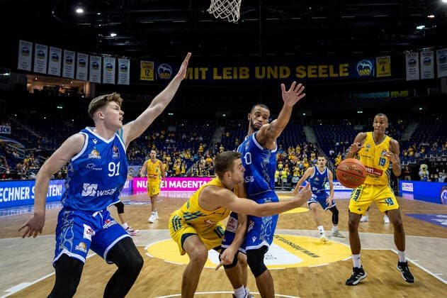 Basketball Berlin 28 09 2021 Season 2021 2022 1 Bundesliga easyCredit BBL Alba Berlin Skyliners Frankfurt Tim Schneider Alba Berlin, No 10 passes Louis Olinde Alba Berlin, No 19 Rasheed Moore Frankfurt, No 20 Alexander Richardson Frankfurt, No 91