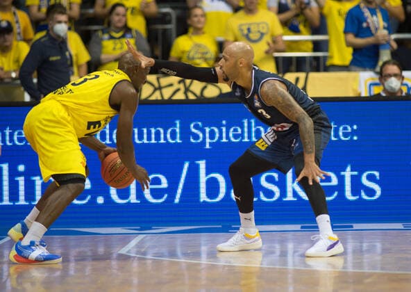GER, Basketball, EWE Baskets Oldenburg vs Hakro Merlins Crailsheim 25 09 2021, EWE Arena, Oldenburg, GER, easy Credit BBL, EWE Baskets Oldenburg vs Hakro Merlins Crailsheim, in picture past Rickey PAULDING EWE Baskets Oldenburg 23 to Maurice STUCKEY Hakro Merlins Crailsheim 3 nordphotoxRojahn nph00310