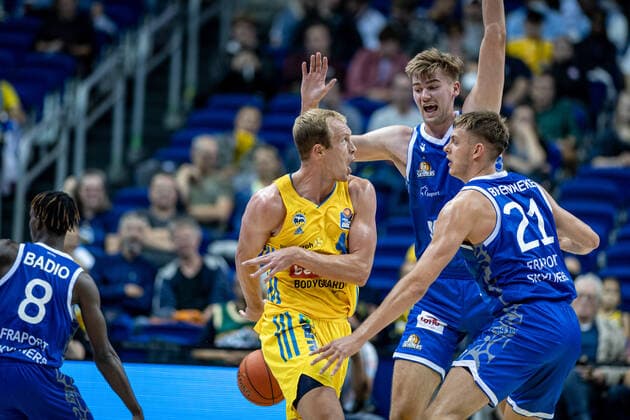 Basketball Berlin 28 09 2021 Season 2021 2022 1 Bundesliga easyCredit BBL Alba Berlin Skyliners Frankfurt Luke Sikma Alba Berlin, No 43 Lorenz Brenneke Frankfurt, No 21
