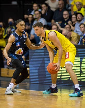 GER, Basketball, EWE Baskets Oldenburg vs Hakro Merlins Crailsheim 25 09 2021, EWE Arena, Oldenburg, GER, easy Credit BBL, EWE Baskets Oldenburg vs Hakro Merlins Crailsheim, in the picture on the ball Michal MICHALAK EWE Baskets Oldenburg 20 vs Jaren LEWIS Hakro Merlins Crailsheim 1 nordphotoxRojahn nph00310