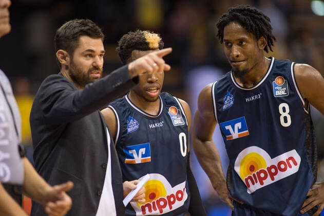 GER, Basketball, EWE Baskets Oldenburg vs Hakro Merlins Crailsheim 25 09 2021, EWE Arena, Oldenburg, GER, easy Credit BBL, EWE Baskets Oldenburg vs Hakro Merlins Crailsheim, in the picture what the coach says Sebastian GLEIM Hakro Merlins Crailsheim Head Coach Trainer T J SHORTS Hakro Merlins Crailsheim 0 Terrell HARRIS Hakro Merlins Crailsheim 8 nordphotoxRojahn nph00310